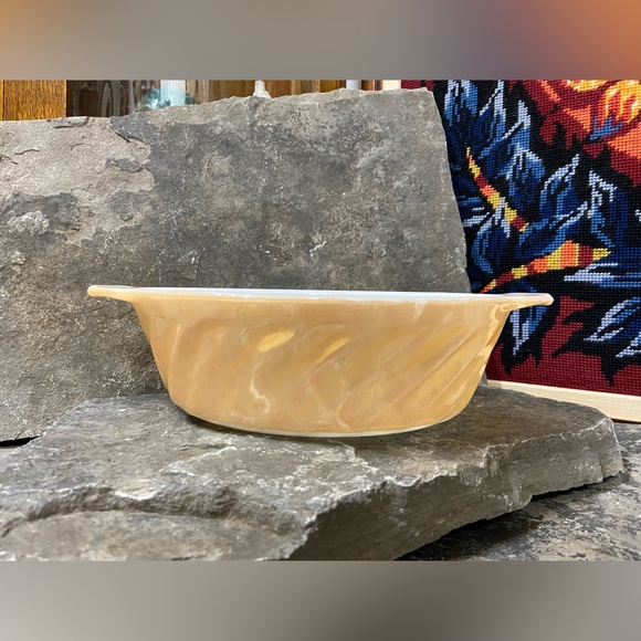 Vintage Pearlescent Peach Pyrex Casserole Dish - Picture 3 of 11